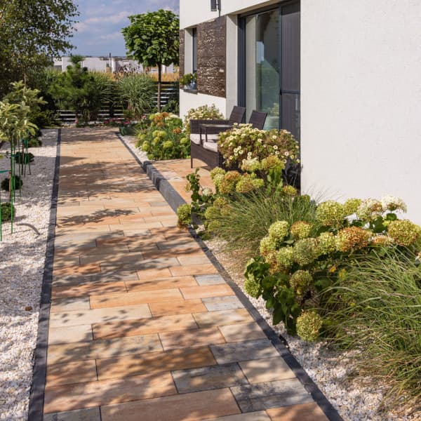 Przydomowa ścieżka z kostek brukowych Pianola