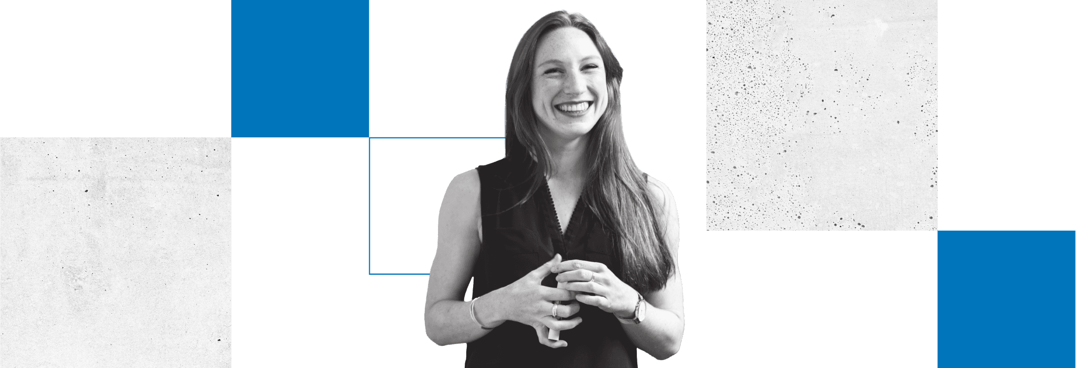 Młoda uśmiechnięta pracownica biurowa.