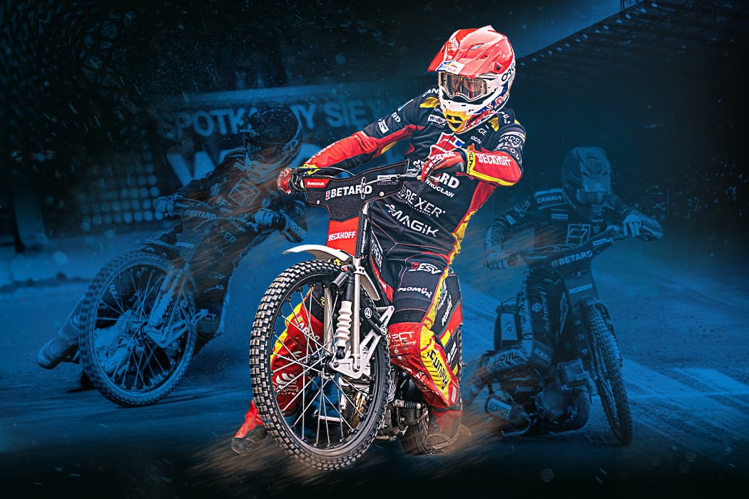 Żużlowiec na torze ścigający się.