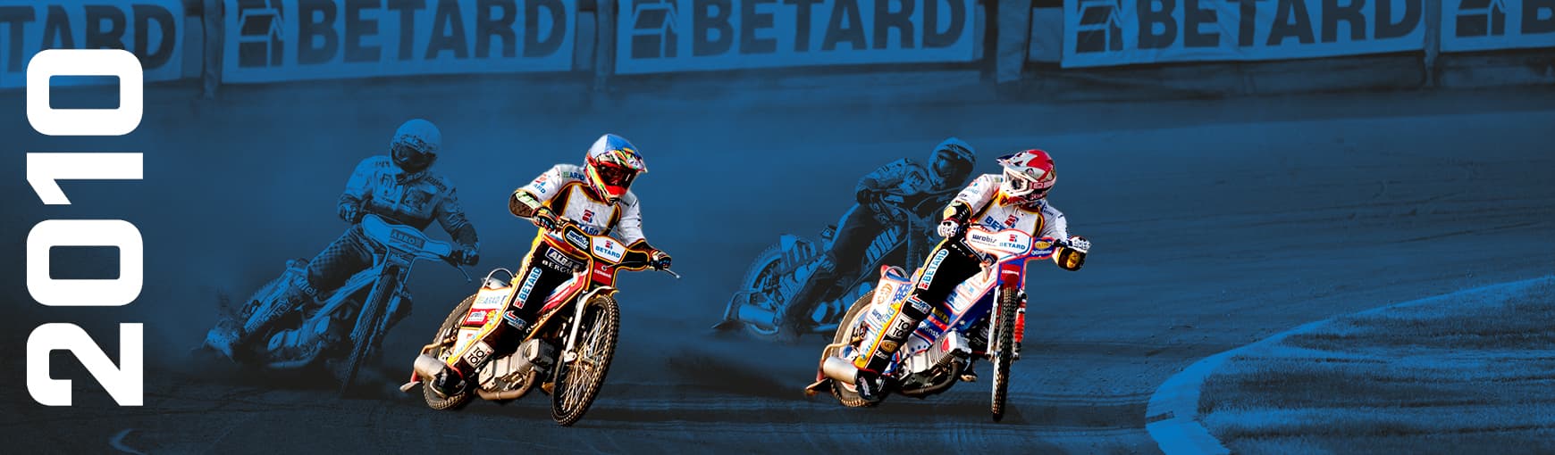 Żużlowcy na torze ścigający się.