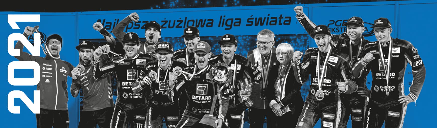 Żużlowcy na podium.