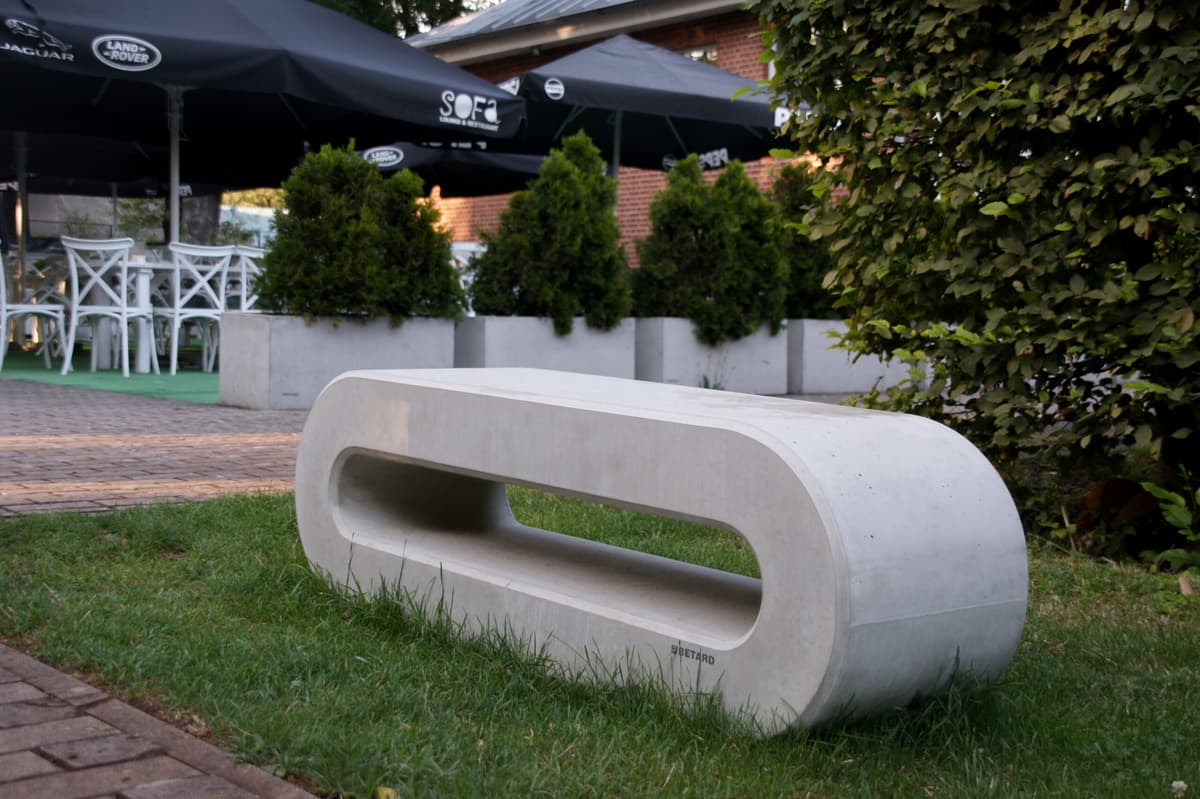 Betonowe siedzisko Owal na trawie